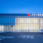 外観 (西面 夕景)